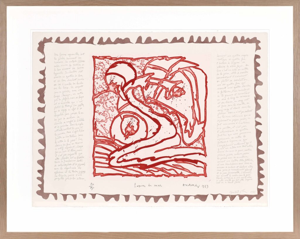 Een rood lijnkunstwerk, gemaakt door Alechinsky in 1983, toont een kronkelend, abstract dierfiguur dat op golven lijkt te liggen. Het centrale vierkant met de ets is omgeven door een bredere, crèmekleurige rand met handgeschreven tekst in het Frans door Michel Butor en een decoratieve golvende rode rand