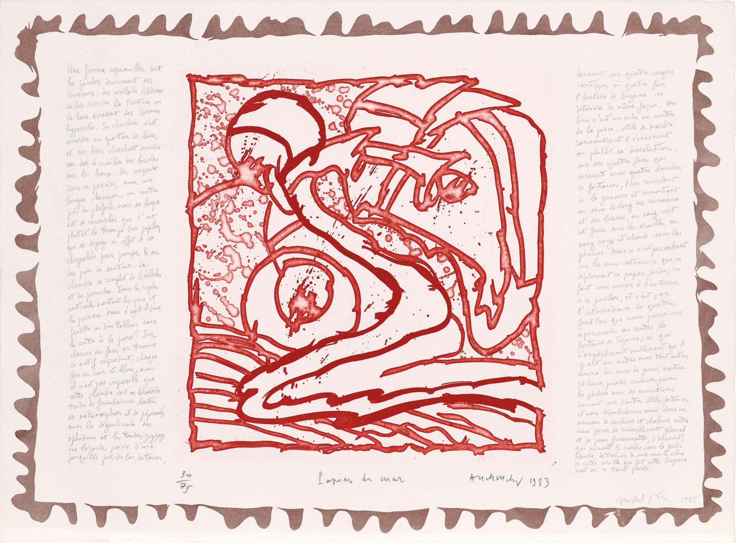 Een rood lijnkunstwerk, gemaakt door Alechinsky in 1983, toont een kronkelend, abstract dierfiguur dat op golven lijkt te liggen. Het centrale vierkant met de ets is omgeven door een bredere, crèmekleurige rand met handgeschreven tekst in het Frans door Michel Butor en een decoratieve golvende rode rand