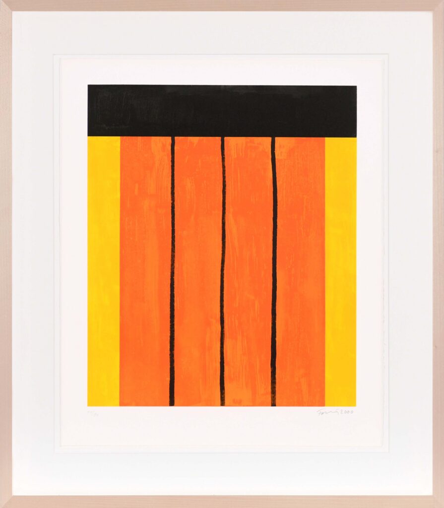 Een abstracte lithografie van Günther Förg met een groot centraal oranje vlak, onderverdeeld door drie verticale zwarte lijnen. Dit middendeel wordt geflankeerd door twee smalle gele verticale banen en bekroond door een brede zwarte horizontale balk, geplaatst binnen een witte rand.