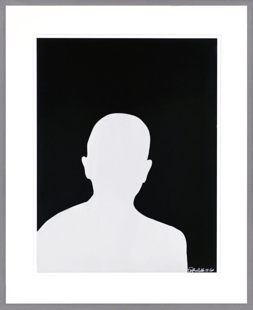 Une silhouette blanche et épurée de la tête et des épaules d'un homme sur un fond noir uni. L'œuvre est signée par l'artiste Michelangelo Pistoletto dans le coin inférieur droit.