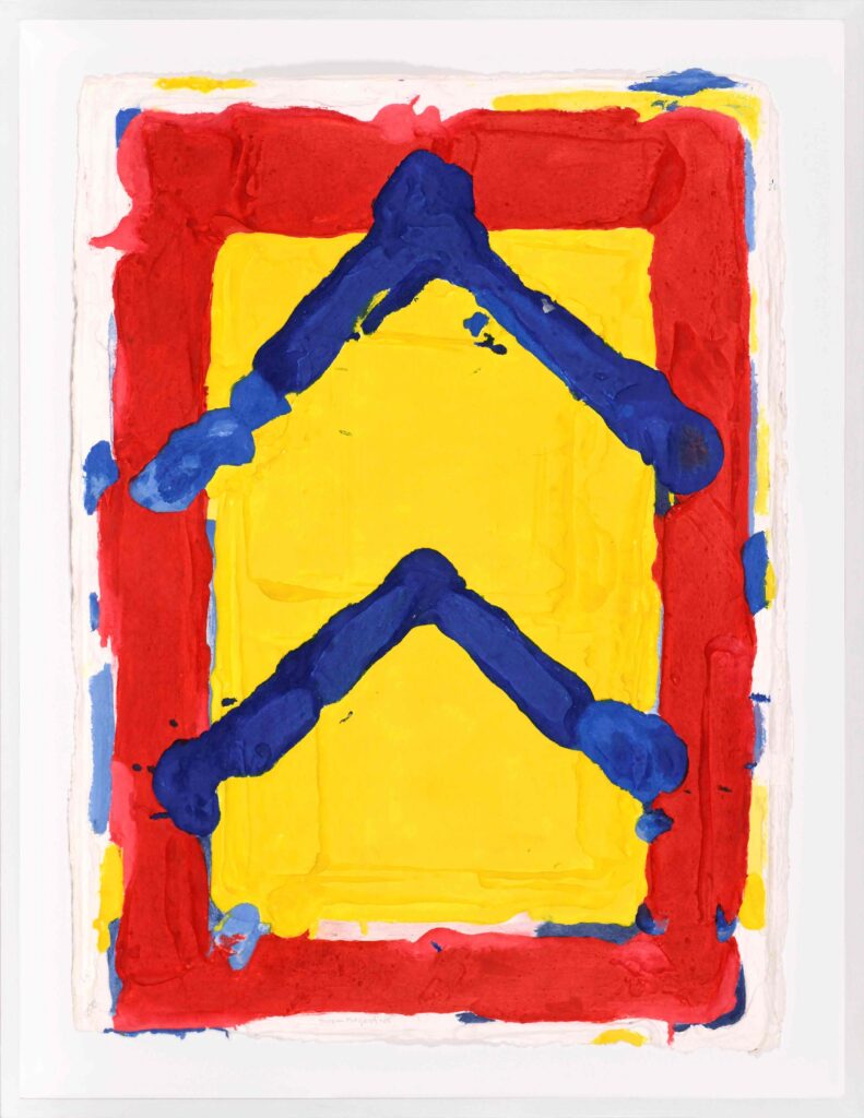 Kleurrijke aquagravure van Bram Bogart met een dik aangezet geel centrum waarin twee blauwe, omgekeerde V-vormen (chevrons) boven elkaar staan, omlijst door een brede rode rand op geschept papier.